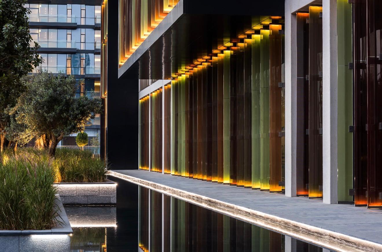 Valiant Clinic exterior walkway, Dubai